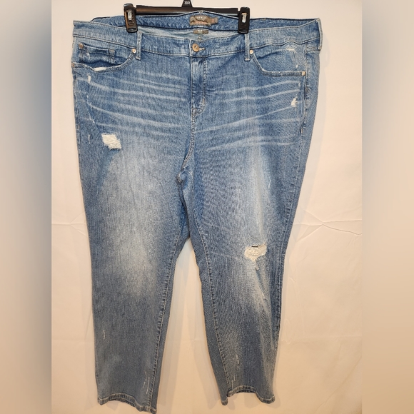 Torrid Boyfriend Straight Light Wash Distressed Zip Fly Jeans Size 28 Regular - Picture 1 of 5
